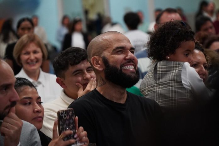 Dani Alves podría volver a jugar al fútbol profesional tras ser absuelto por un delito de agresión sexual