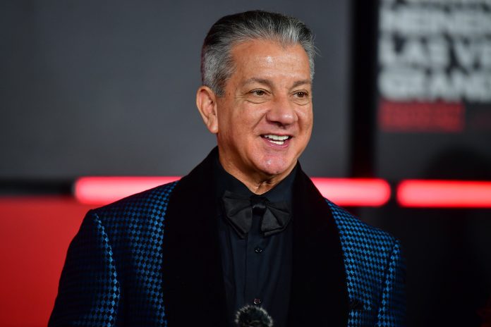 ¿“It’s time” hasta 2031? Bruce Buffer, la voz del octógono, pone fecha a su legado en la UFC