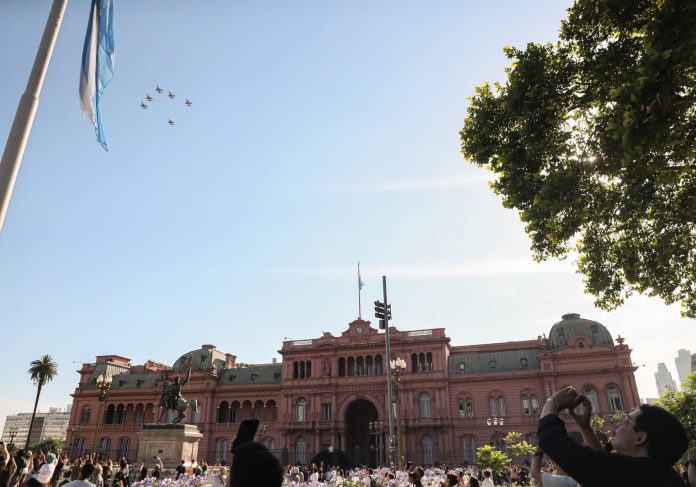 La llegada de los F-16: un hito militar, un discurso crítico de Milei con el kirchnerismo y un vuelo rasante por el centro porteño