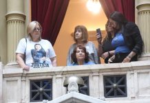 Aplausos y abrazos: la emoción de los familiares de víctimas cuando se aprobó la Reforma Penal Juvenil en Diputados