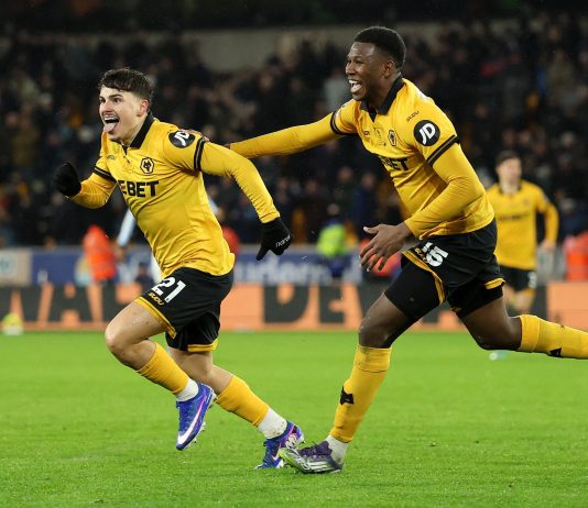 El defensor colombiano Yerson Mosquera realizó impresionante salvada en el triunfo del Wolverhampton ante Aston Villa por la Premier League