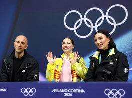 El extraño caso del entrenador que se cambia de ropa en medio de una competencia en los Juegos Olímpicos de Invierno