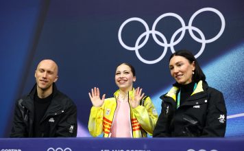 El extraño caso del entrenador que se cambia de ropa en medio de una competencia en los Juegos Olímpicos de Invierno