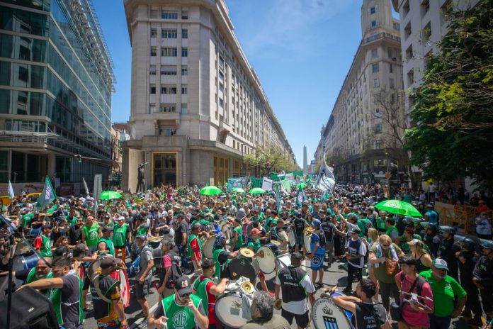 El Gobierno les descontará el día a los estatales que se adhieran al paro nacional contra la reforma laboral