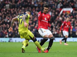 El violento planchazo del Cuti Romero al brasileño Casemiro que le valió la roja directa en el duelo entre Manchester United y Tottenham