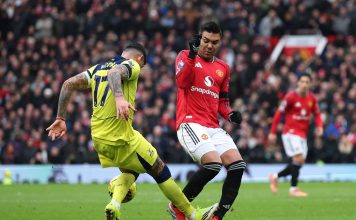 El violento planchazo del Cuti Romero al brasileño Casemiro que le valió la roja directa en el duelo entre Manchester United y Tottenham