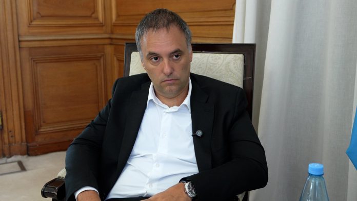 Manuel Adorni criticó el cierre de Fate: “Fue sugestivo, detrás de eso hubo una complicidad con la vieja política”