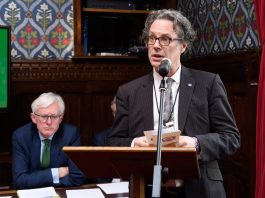 Un padre que perdió a su hija por la mala influencia de las redes sociales cree que prohibirlas no es la solución