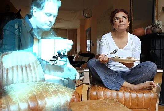 “Ahora me gusta más”: Alicia Framis, la mujer que se casó con una IA, cuenta los detalles de su primer año de matrimonio