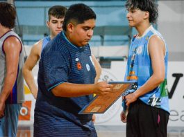 De trabajar como cajero en México a convertirse en el DT más joven del básquet argentino con 22 años: “La mejor decisión que tomé”