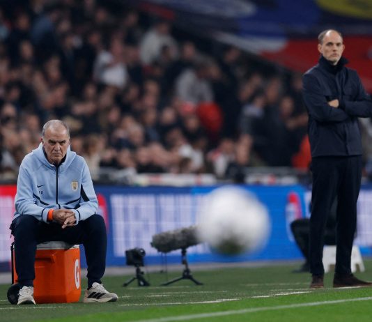 El cruce entre Tuchel y Bielsa tras el terrible planchazo de Araújo a Phil Foden en el amistoso entre Inglaterra y Uruguay