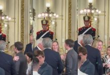 El frío saludo entre Karina Milei y Santiago Caputo en la jura de Mahiques