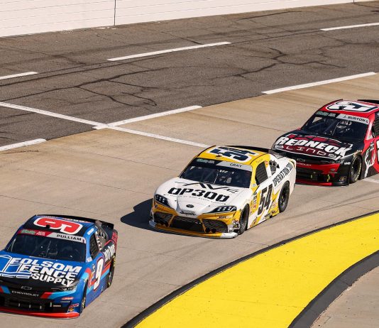 El impactante choque en cadena por el error de un piloto que involucró a 20 automóviles en el NASCAR: “Lo siento”