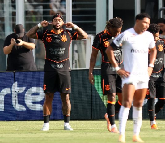 Escándalo en Brasil con Memphis Depay tras usar el celular en el banco de suplentes en pleno partido: la sanción que le darían