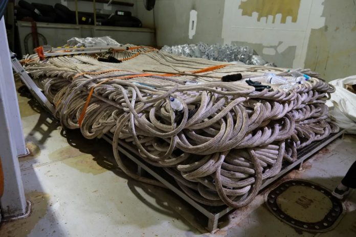 La compleja misión para retirar del fondo del océano el cable que dio inicio a la era de internet hace 38 años