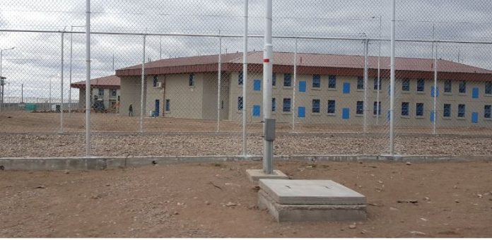 Mendoza: proponen que los presos usen uniforme naranja y prohibir las zapatillas deportivas en las cárceles