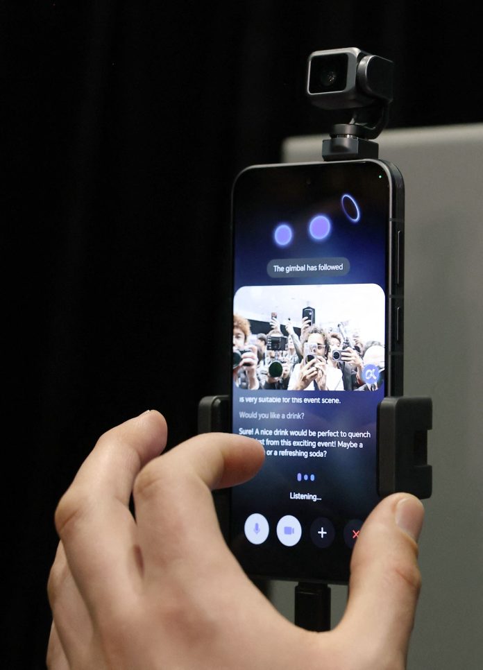 MWC 2026: Honor presenta su Robot Phone, un celular con brazo robótico, y un plegable ultradelgado