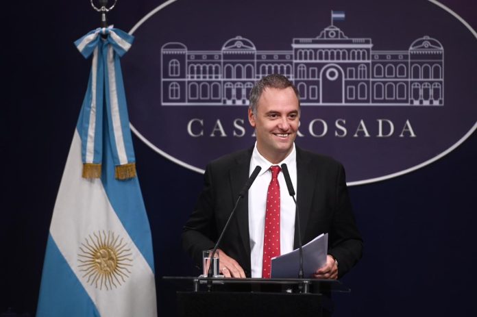 “Pedime disculpas”: qué respondió Adorni al ser consultado por su declaración patrimonial y su viaje a Punta del Este