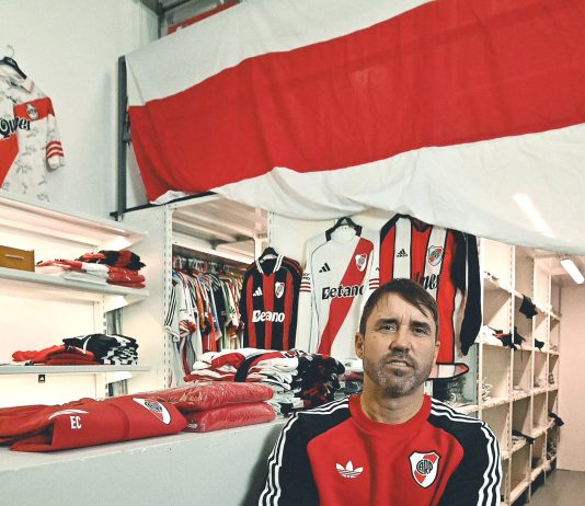 River Plate difundió el video del primer día de Coudet como DT: la frase sobre sus camisetas históricas, el saludo al plantel y una práctica intensa