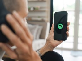 Se declaró culpable de usar bots para escuchar canciones que creó con IA y cobrar más de US$8 millones en regalías