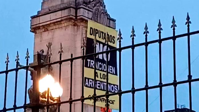 Activistas de Greenpeace intervinieron un monumento frente al Congreso en rechazo a la Ley de Glaciares