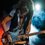 Joe Perry adapta su forma de tocar la guitarra por la artritis