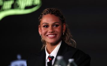 La ausencia de su padre Dennis Rodman la marcó, su brillo obligó a un cambio de reglas y es la futbolista mejor pagada del mundo