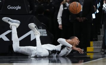 La impactante caída de una estrella de la NBA: sufrió una conmoción cerebral y tuvo que abandonar el partido