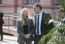 Los gestos de Karina Milei en respaldo de Manuel Adorni tras los últimos movimientos en la causa judicial