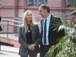 Los gestos de Karina Milei en respaldo de Manuel Adorni tras los últimos movimientos en la causa judicial