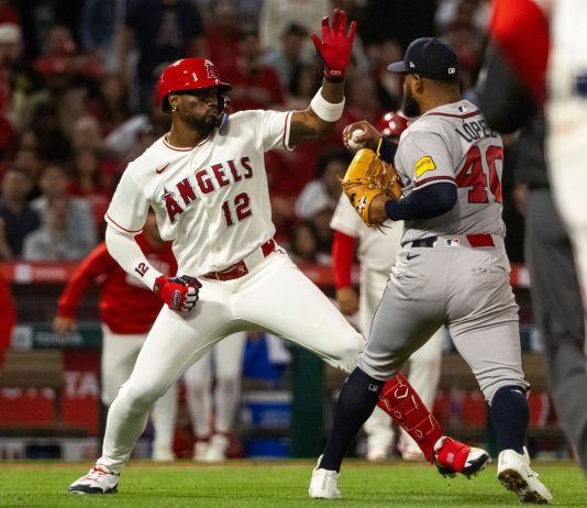 Tensión en un partido de béisbol: un jugador golpeó a su rival en el rostro con la pelota en la mano y ambos fueron expulsados