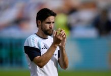 “¡De pedo no se rompió!”: Tagliafico hizo volar una cámara cuando le tocó su figurita del Mundial en una transmisión en vivo