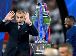 El error del presidente de la UEFA durante la premiación del PSG tras ganar la Champions League que recorre el mundo