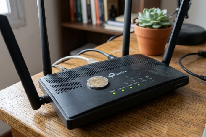 El mito de la moneda en el router: por qué el truco más viral de la red podría ser el peor enemigo de tu Wi-Fi