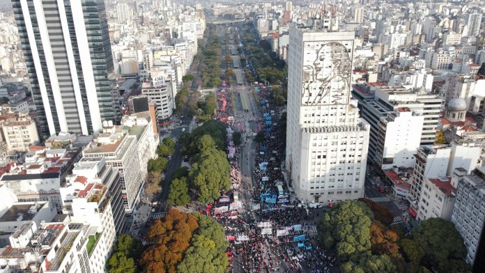 Gremios, trabajadores y opositores marcharán por la salud pública y el Gobierno rechaza las denuncias de recortes