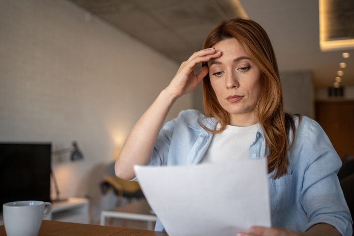 Miles de estudios científicos tienen citas inventadas por IA, revela un informe