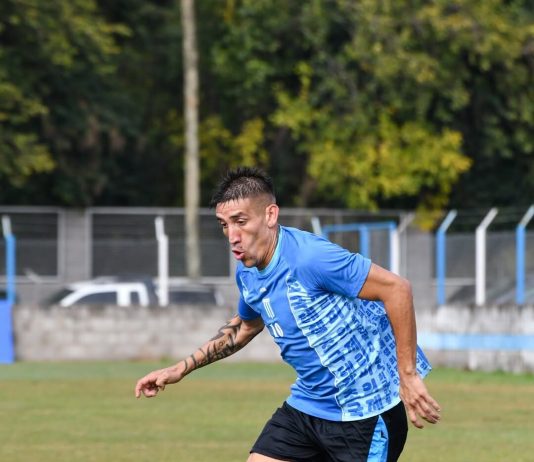 Ricky Centurión apareció en una transmisión en vivo desde la concentración de su equipo: cigarrillo y una confesión sobre Riquelme