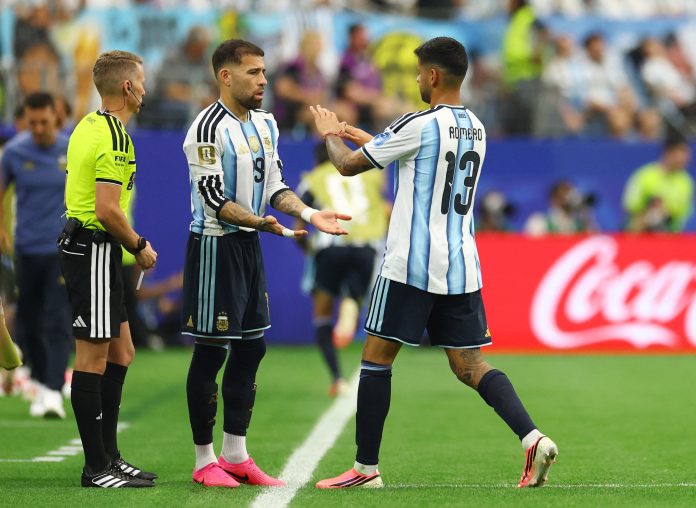 Alarma en la selección argentina: Cuti Romero fue reemplazado por Nicolás Otamendi por un dolor en la rodilla