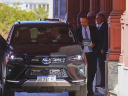 El Gobierno descarta una “salida elegante” de Adorni y remarca que su continuidad depende solo de él