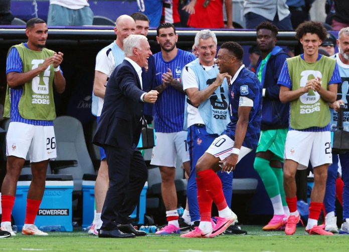 El golazo de Kylian Mbappé que abrió el marcador para Francia ante Suecia: el emotivo festejo con Deschamps