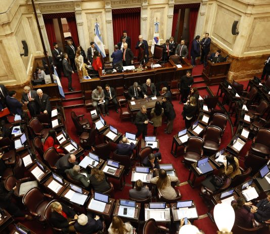 El oficialismo hizo caer la sesión del Senado para evitar la interpelación a Manuel Adorni