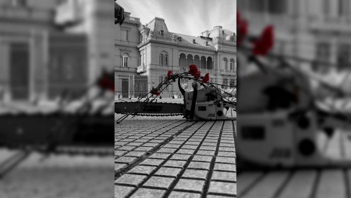 El Partido Socialista celebró sus 130 años cubriendo una motosierra con rosas rojas