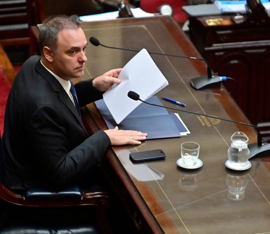 El peronismo en el Senado apura una sesión única para interpelar y votar la destitución de Adorni