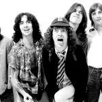 La canción de AC/DC que surgió después de «una mala noche de pizza»