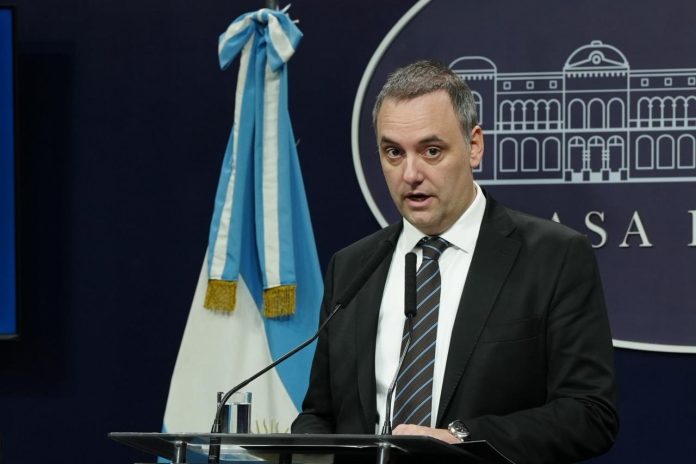 La explicación de Adorni tras presentar su declaración jurada: “Ahorramos en negro, como todos los argentinos”