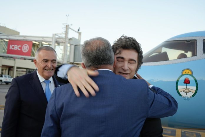 Milei vuelve al interior: dos actos patrios en Rosario y Tucumán en medio del ruido político