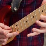 Quién fue el guitarrista que inventó la técnica del tapping