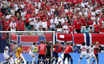 El empujón de Haaland antes del córner que anuló el gol de Noruega ante Inglaterra: la nueva regla para el Mundial que aplicó el VAR