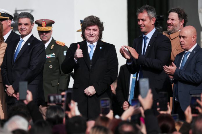 El giro forzado de Milei hacia los moderados: el Gobierno busca al tercio que puede definir la reelección