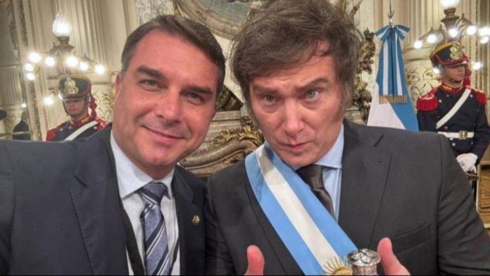 El presidente Milei visita San Pablo para apoyar a Flávio Bolsonaro en la carrera presidencial